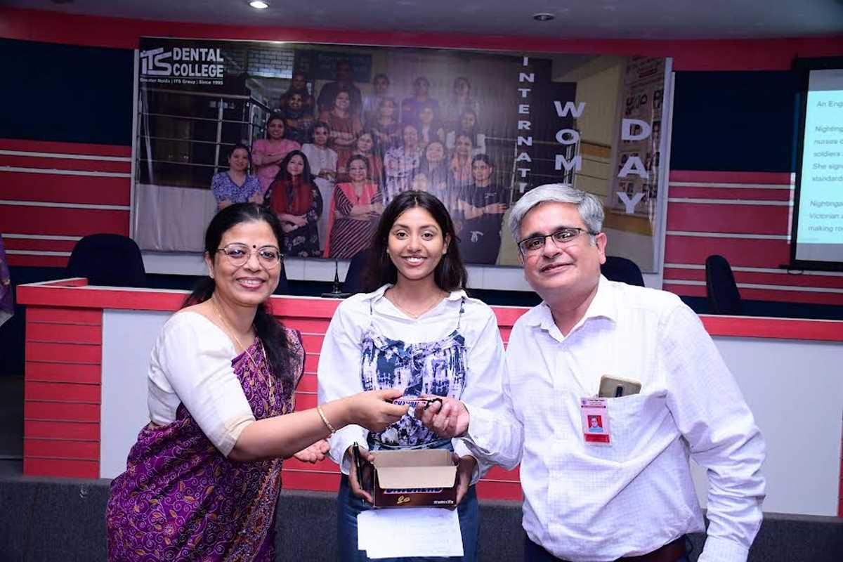 डेन्टल कॉलेज में महिलाओं के सम्मान में आयोजित किया गया कार्यक्रम