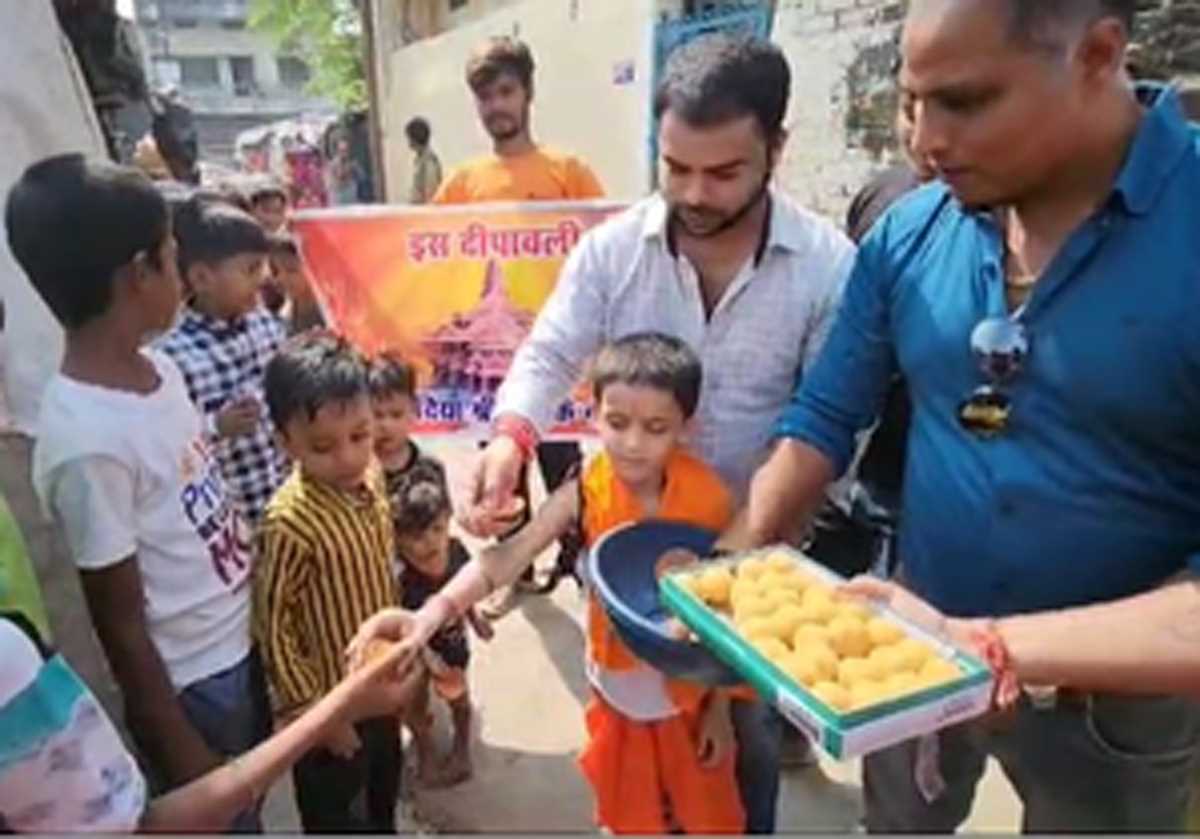 भगवान राम का रूप धारण कर बच्चे ने मलिन बस्ती में बांटी मिठाई और दीपक