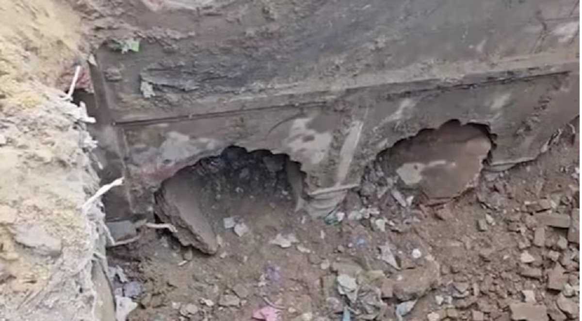 संभल में मिली 250 फीट गहरी बावड़ी, राजस्व विभाग करा रहा खुदाई