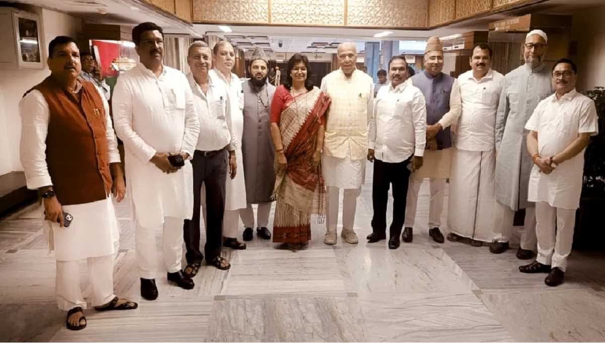 वक्फ़ बिल पर जेपीसी की पहली बैठक में बवाल वक्फ़ बिल पर जेपीसी की पहली बैठक में बवाल