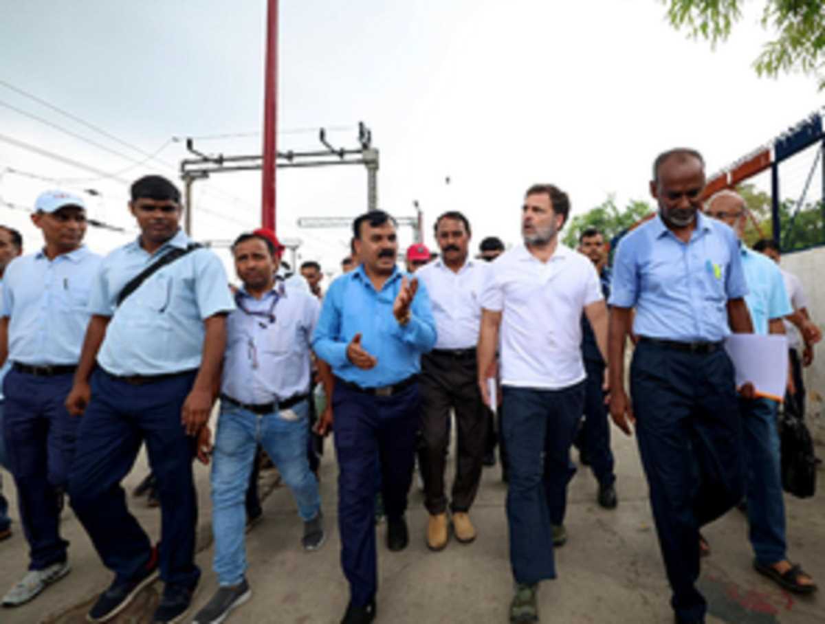 नई दिल्ली रेलवे स्टेशन पहुंचे राहुल गांधी, लोको पायलट से की मुलाकात
