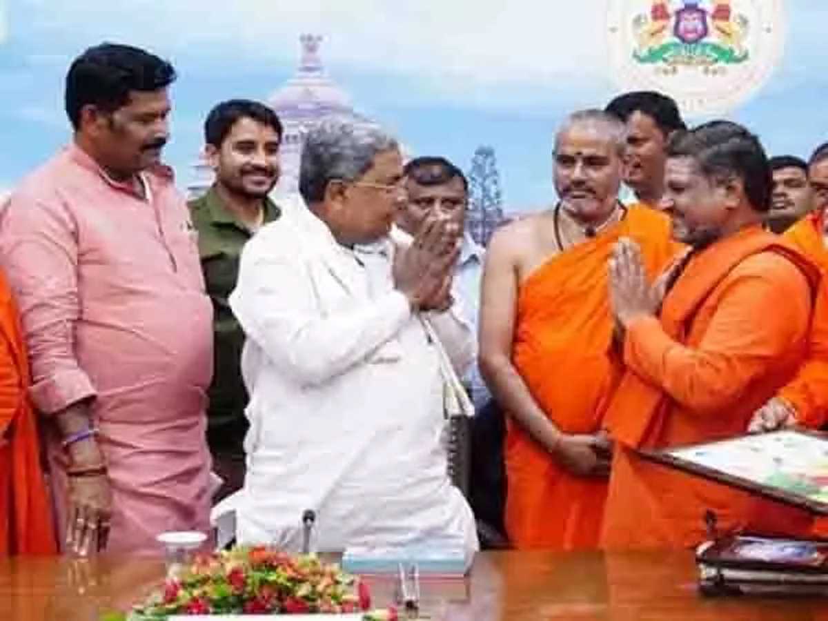 दलित और पिछड़ा वर्ग संत महासंघ ने सिद्दारमैया को सम्मानित किया