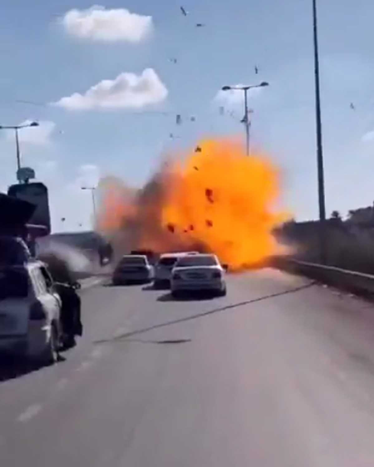 फिलिस्तीनियों के निकलने की कोशिश के बीच इजरायल ने उत्तरी गाजा पर किए हवाई हमले