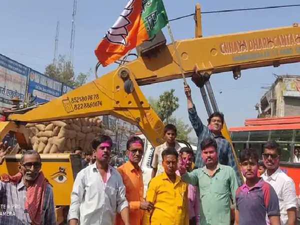 बिहार : योगी की जीत पर पटना में बुलडोजर पर निकला जुलूस