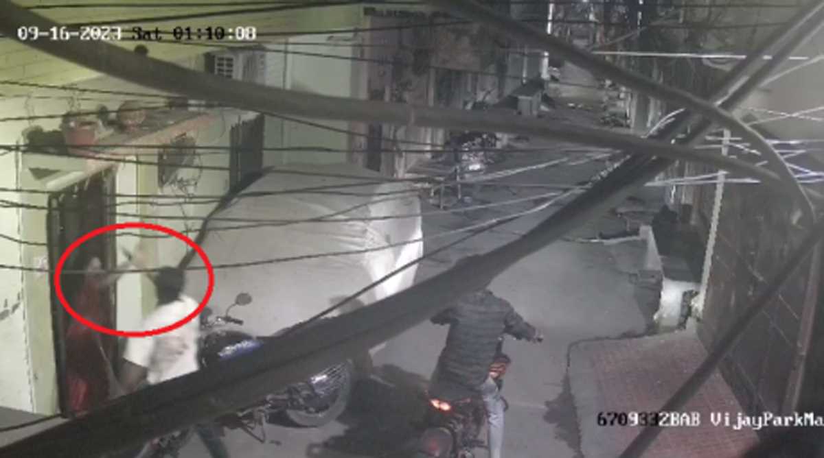 दिल्ली में बाइक के कार से टकराने पर 2 युवकों ने हथियार लहराकर धमकाया, मामला दर्ज