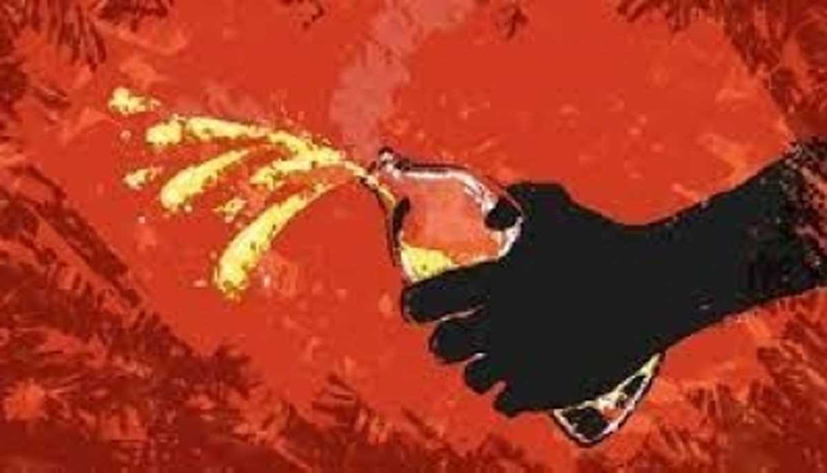 कर्नाटक : पालतू कुत्ते को डांट रहा था पड़ोसी, गलतफहमी के शिकार शख्स ने फेंका तेजाब