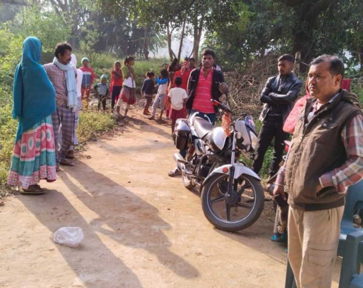 Lohardaga News: घर में घुस कर अपराधियों ने युवक की हत्या की, महिला समेत दो की हालत गंभीर Lohardaga News: घर में घुस कर अपराधियों ने युवक की हत्या की, महिला समेत दो की हालत गंभीर