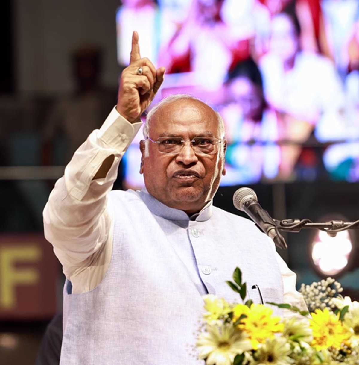 खड़गे ने मोदी से पूछा, आप इंडिया से क्यों डरते हैं?