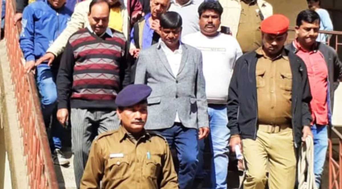 Dhullu Mahto: बाघमारा विधायक ढुलू महतो ने कोर्ट में किया सरेंडर, भेजे गए जेल Dhullu Mahto: बाघमारा विधायक ढुलू महतो ने कोर्ट में किया सरेंडर, भेजे गए जेल