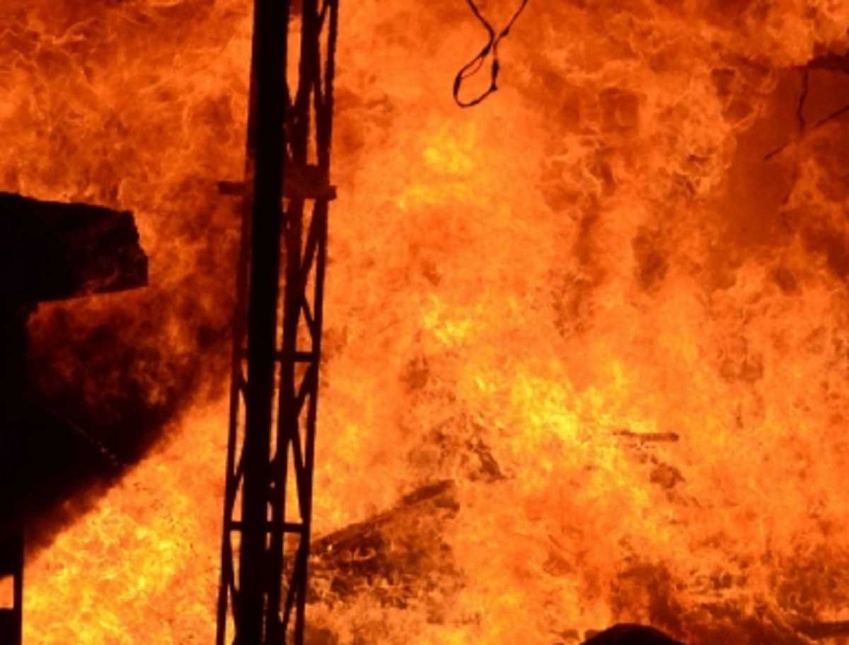 खरगोन में पेट्रोल टैंकर पलटने के बाद आग लगी, एक की मौत, 22 झुलसे