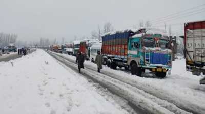 भूस्खलन के कारण कश्मीर को देश के हिस्सों से जोड़ने वाला मुख्य मार्ग बंद