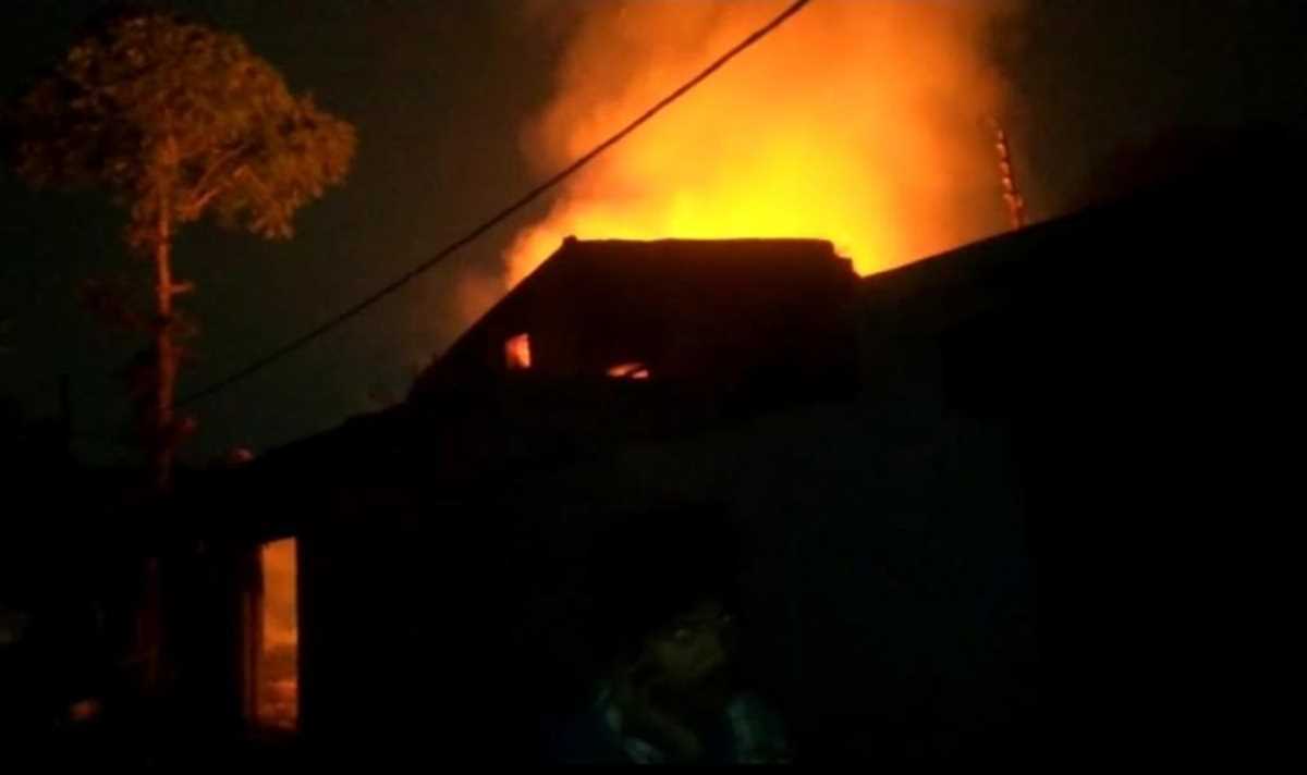 डिस्पोजल फैक्ट्री में आग, 2 करोड़ का माल खाक