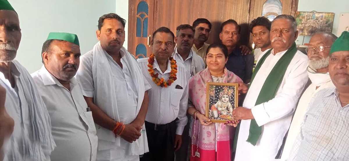 जेवर की होनहार बेटी को भाकियू ने किया सम्मानित