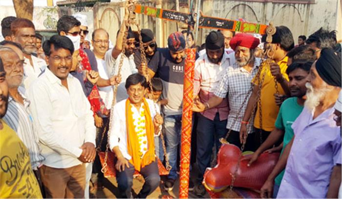 पदयात्रा के दौरान विधायक का जगह-जगह स्वागत