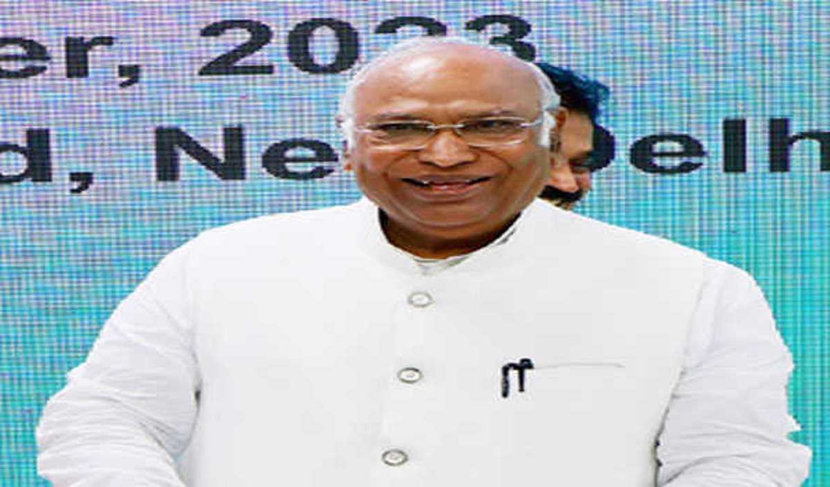 सरकार की नीतियों से देश में बढ़ी अमीरी-गरीबी की खाई : खडगे