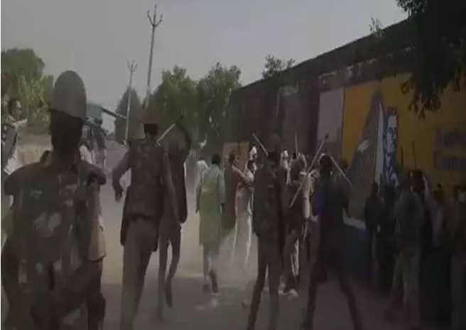 हाथरस मामला :पीड़ित परिवार से मिलने गए सपा-आरएलडी कार्यकर्ताओं पर पुलिस का लाठीचार्ज हाथरस मामला :पीड़ित परिवार से मिलने गए सपा-आरएलडी कार्यकर्ताओं पर पुलिस का लाठीचार्ज