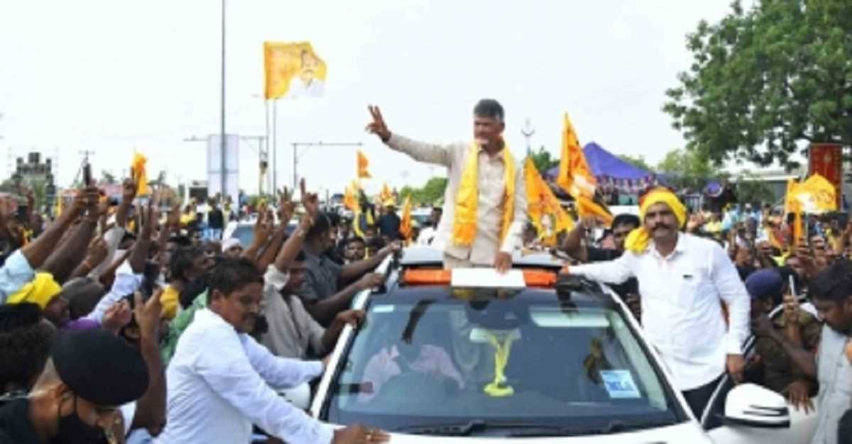 चंद्रबाबू नायडू के आंध्र रोड शो में भगदड़, पुलिस ने मामला दर्ज किया चंद्रबाबू नायडू के आंध्र रोड शो में भगदड़, पुलिस ने मामला दर्ज किया