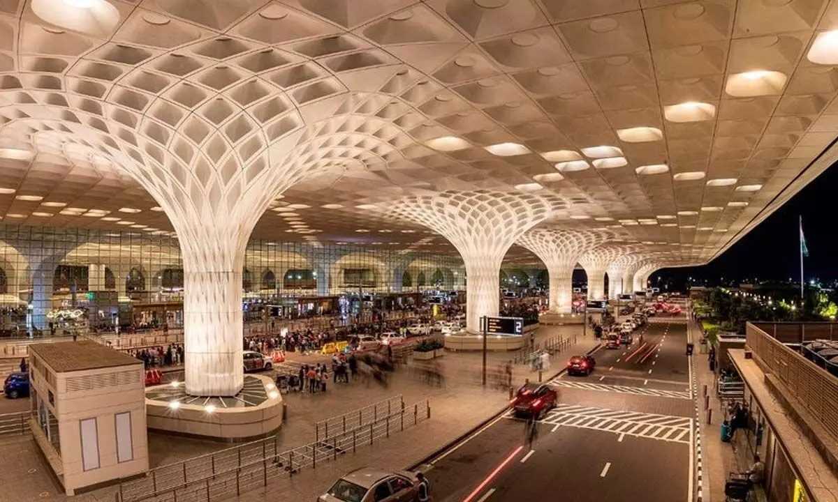 मुंबई एयरपोर्ट को बम से उड़ाने की धमकी