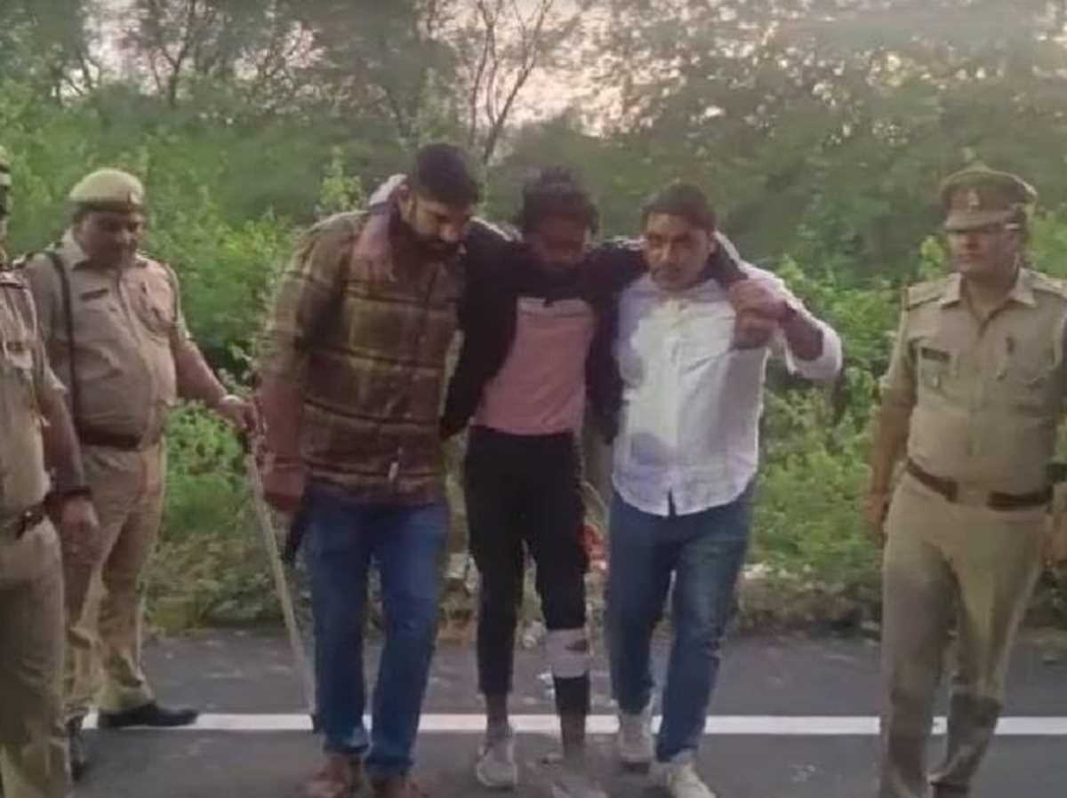 नोएडा में पुलिस और 5 बदमाशों के बीच मुठभेड़ : जवाबी कार्रवाई में दो बदमाश के पैर में लगी गोली, तीन बाइक लेकर फरार