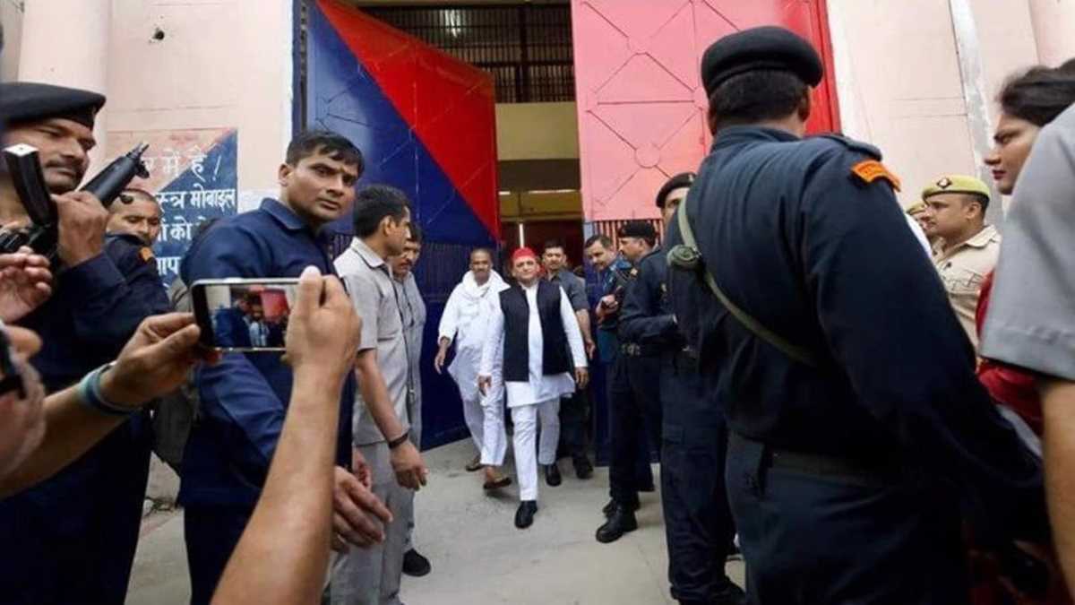 रमाकांत यादव से जेल मिलने पहुंचे अखिलेश, कहा फर्जी मुकदमों में नेताओं को भेजा जा रहा जेल