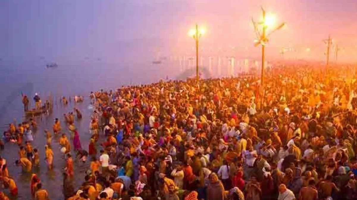 प्रयागराज के माघ मेले में मौनी अमावस्या स्नान पर्व पर श्रद्धालुओं पर हेलीकाप्टर से पुष्प वर्षा