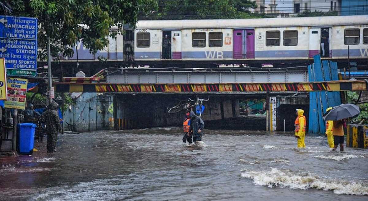 नवी मुंबई और पनवेल में बारिश का कहर, प्रशासन ने सावधानी बरतने के दिए निर्देश