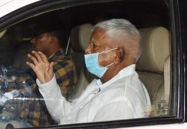 राजद अध्यक्ष लालू पहुंचे पटना, कार्यकर्ताओं ने किया जोरदार स्वागत राजद अध्यक्ष लालू पहुंचे पटना, कार्यकर्ताओं ने किया जोरदार स्वागत