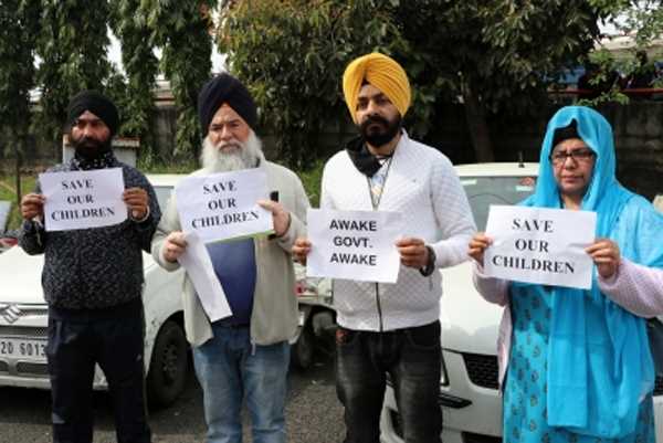 जम्मू-कश्मीर में यूक्रेन में फंसे छात्रों के माता-पिता ने किया विरोध प्रदर्शन