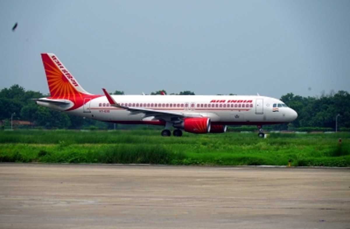 नशे में धुत शख्स ने एयर इंडिया की फ्लाइट में महिला पर किया पेशाब, डीजीसीए ने मांगी रिपोर्ट