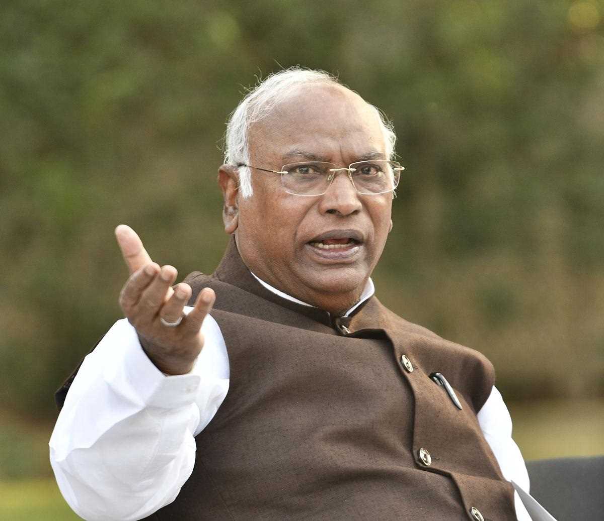 पीएम मोदी के भाषण पर खरगे का पलटवार , ‘मोदी जी ने देश को धोखा देने की अपनी गलती मान ली