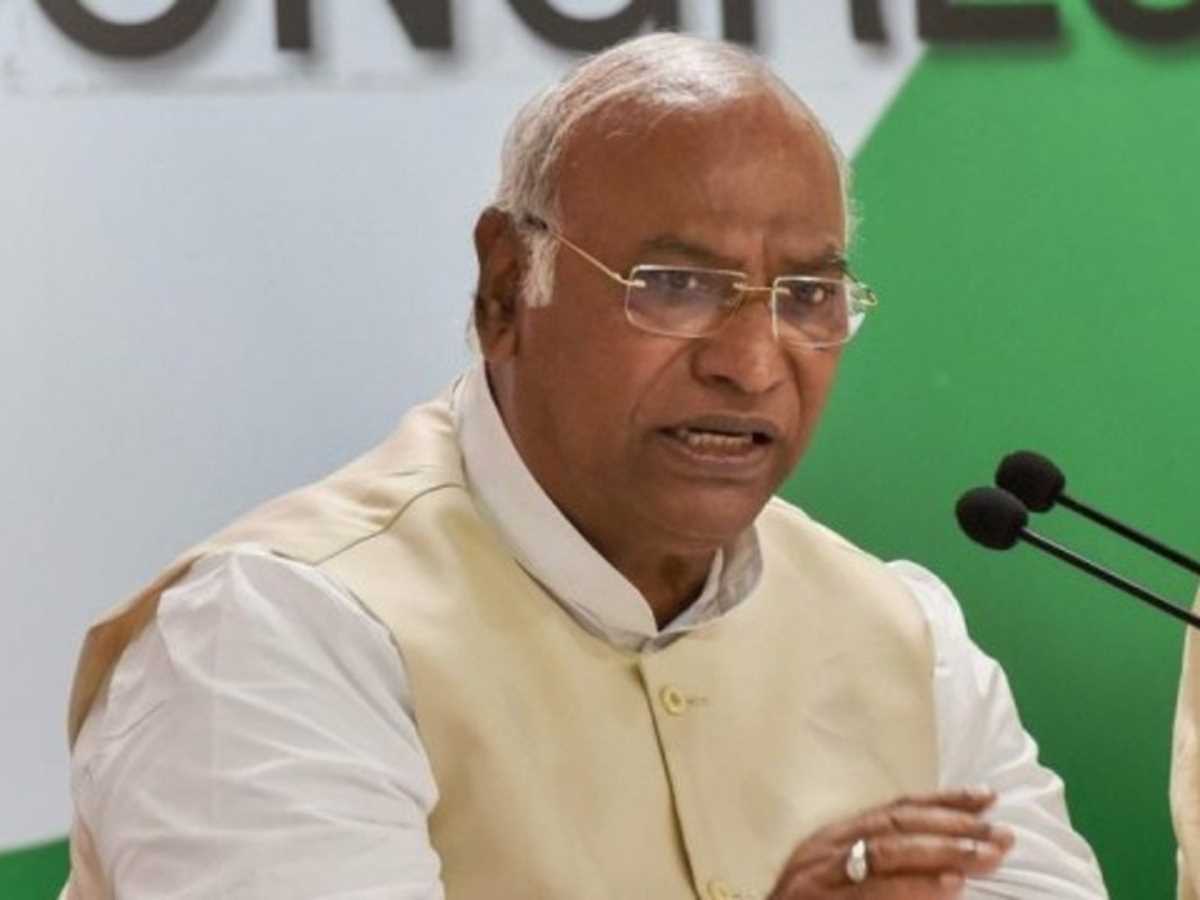 केंद्र से भाजपा सरकार को हटाने के लिए विपक्ष एकजुट होकर लड़े : खड़गे