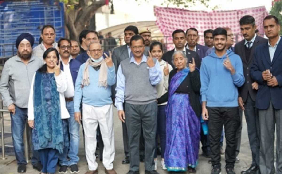 केजरीवाल ने किया मतदान, लोगों से की ईमानदार पार्टी को वोट देने की अपील केजरीवाल ने किया मतदान, लोगों से की ईमानदार पार्टी को वोट देने की अपील
