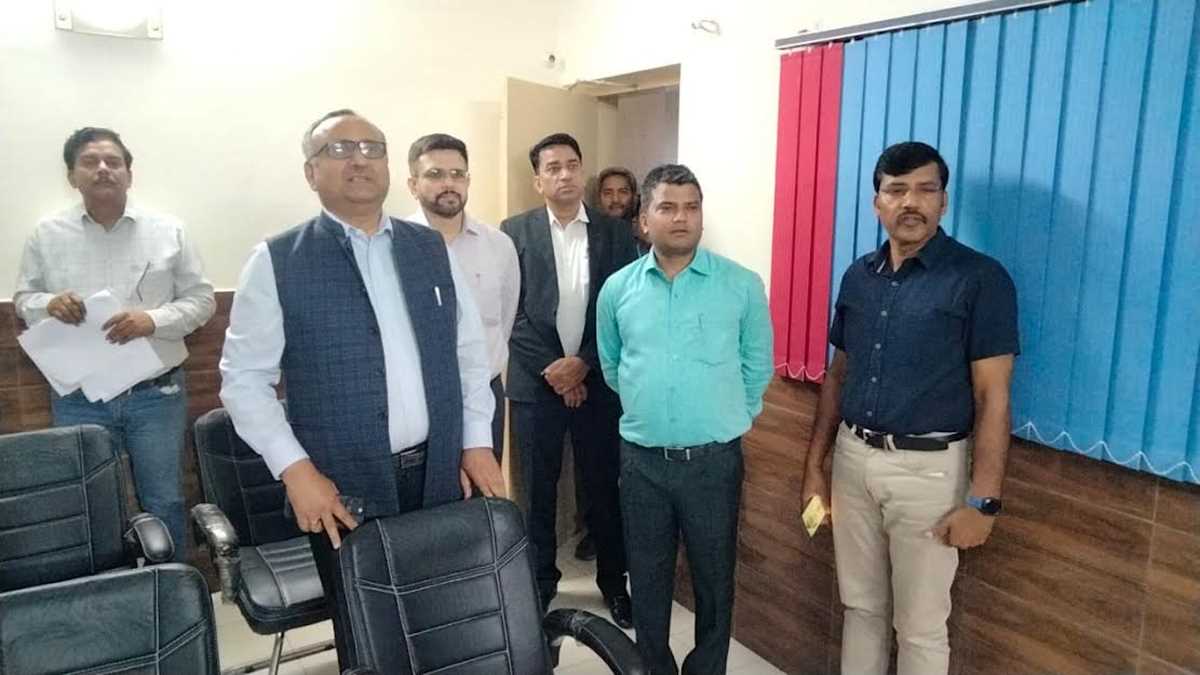 राजस्व परिषद के अध्यक्ष संजीव मित्तल ने कलेक्ट्रेट परिसर का किया औचक निरीक्षण राजस्व परिषद के अध्यक्ष संजीव मित्तल ने कलेक्ट्रेट परिसर का किया औचक निरीक्षण