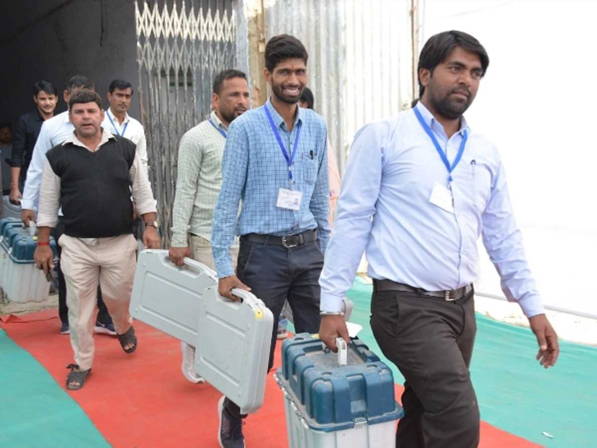 अजमेर की आठ विधानसभा क्षेत्रों के लिए मतदान दलों की रवानगी