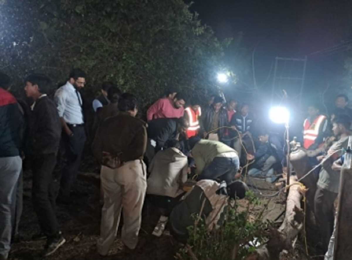 बोरवेल में गिरे तन्मय को बचाने की मुहिम जारी, सुरंग बनाने का काम अंतिम दौर में बोरवेल में गिरे तन्मय को बचाने की मुहिम जारी, सुरंग बनाने का काम अंतिम दौर में