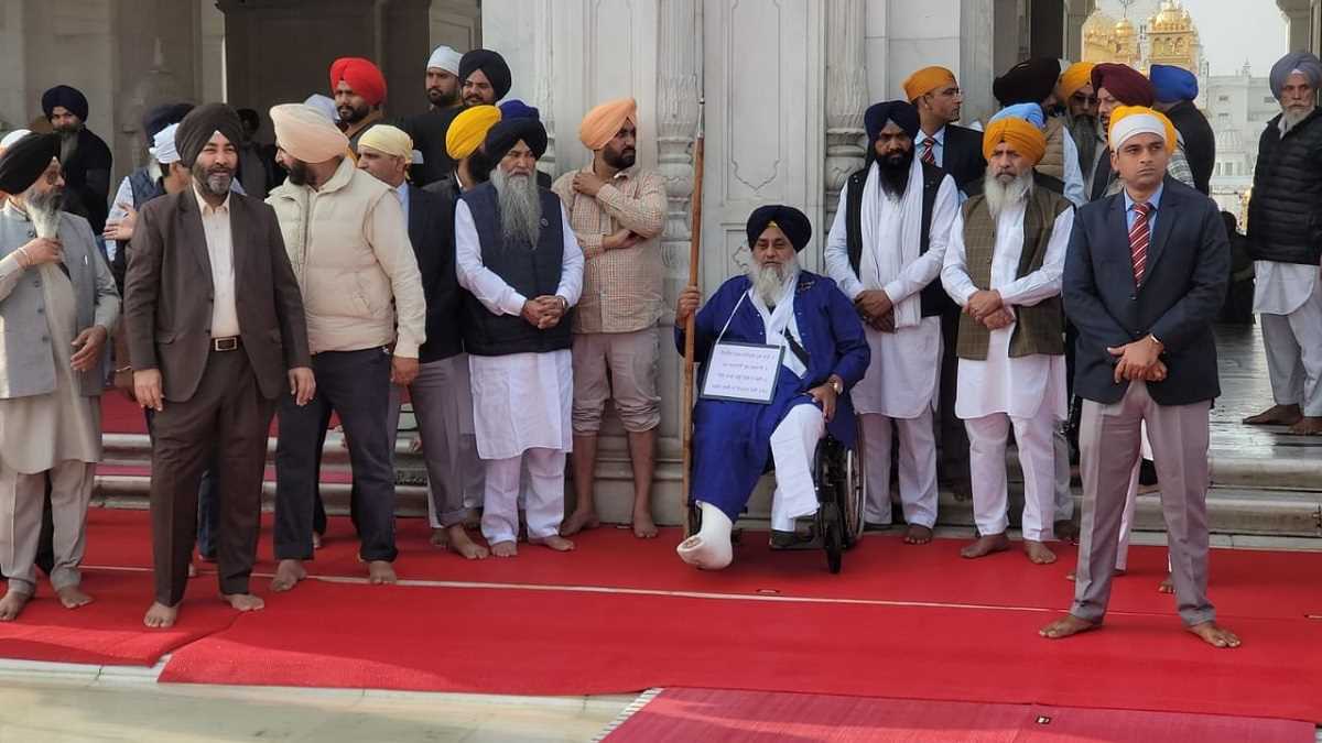 सजा मिलने के बाद गले में तख्ती, हाथ में बरछा लिए नजर आए सुखबीर सिंह बादल