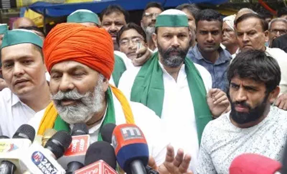 जंतर-मंतर पहुंचे हरियाणा के खाप नेताओं ने पहलवानों से की बातचीत