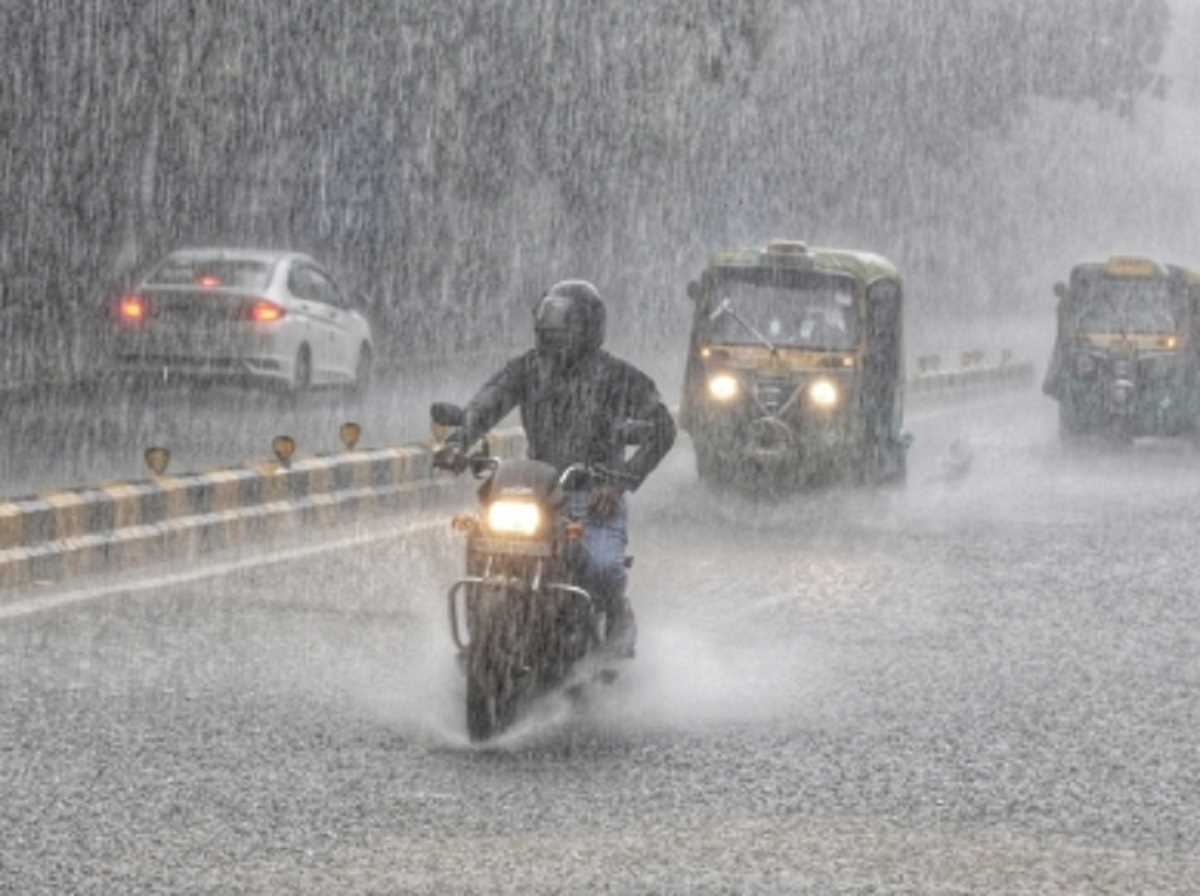 दिल्ली में भारी बारिश, सड़क धंसने से ट्रैफिक प्रभावित