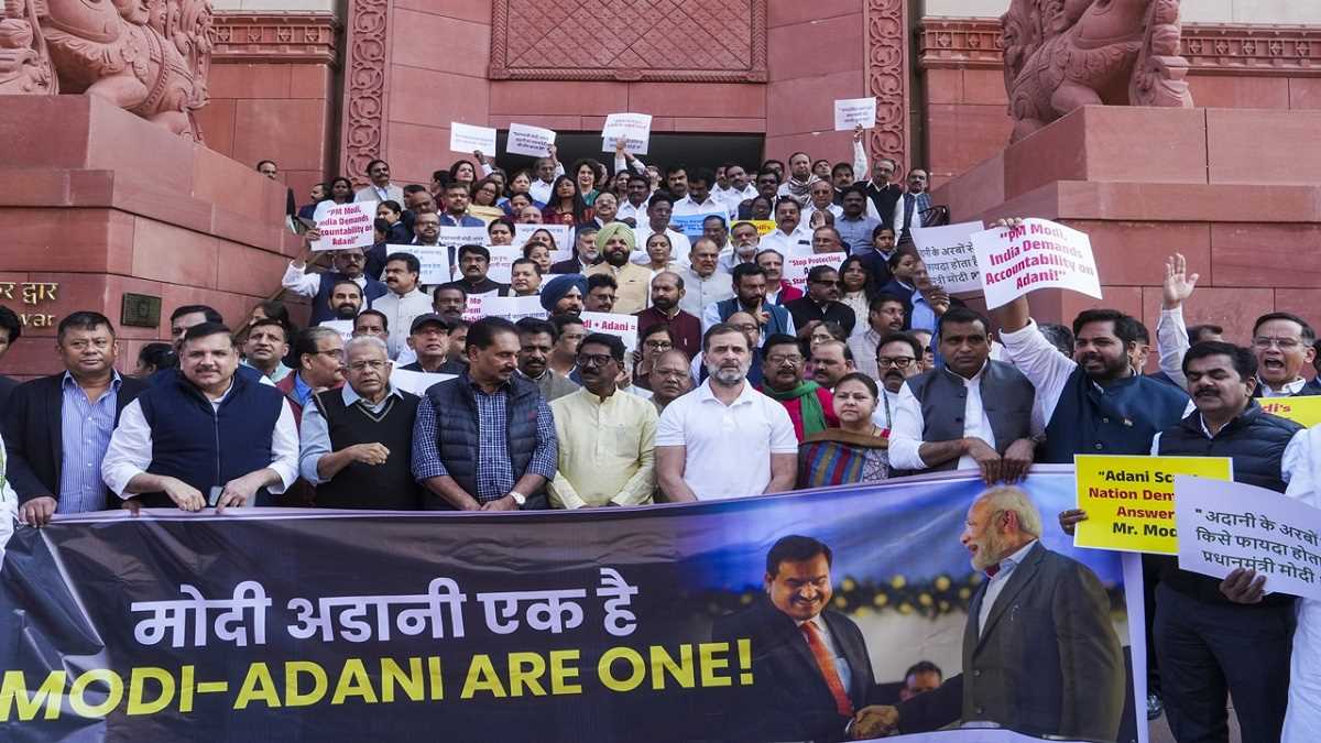 इंडिया समूह का संसद के मकर द्वार पर प्रदर्शन