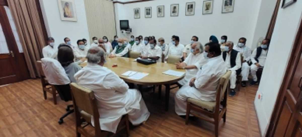 विपक्ष की रणनीति पर खड़गे की बैठक में शामिल हुए 16 दल