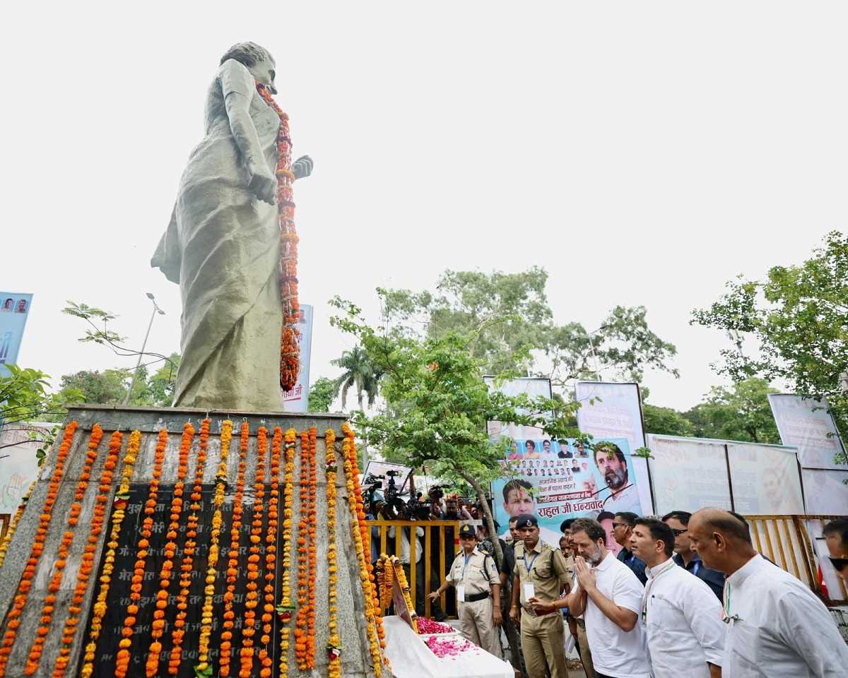 राहुल ने इंदिरा गांधी की प्रतिमा पर पुष्पांजलि अर्पित की