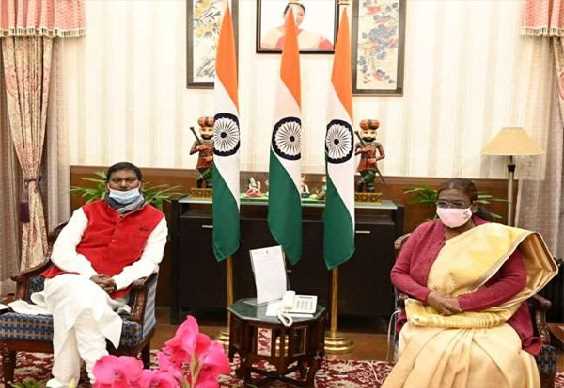 केंद्रीय मंत्री अर्जुन मुंडा ने की राज्यपाल द्रौपदी मुर्मू से मुलाकात