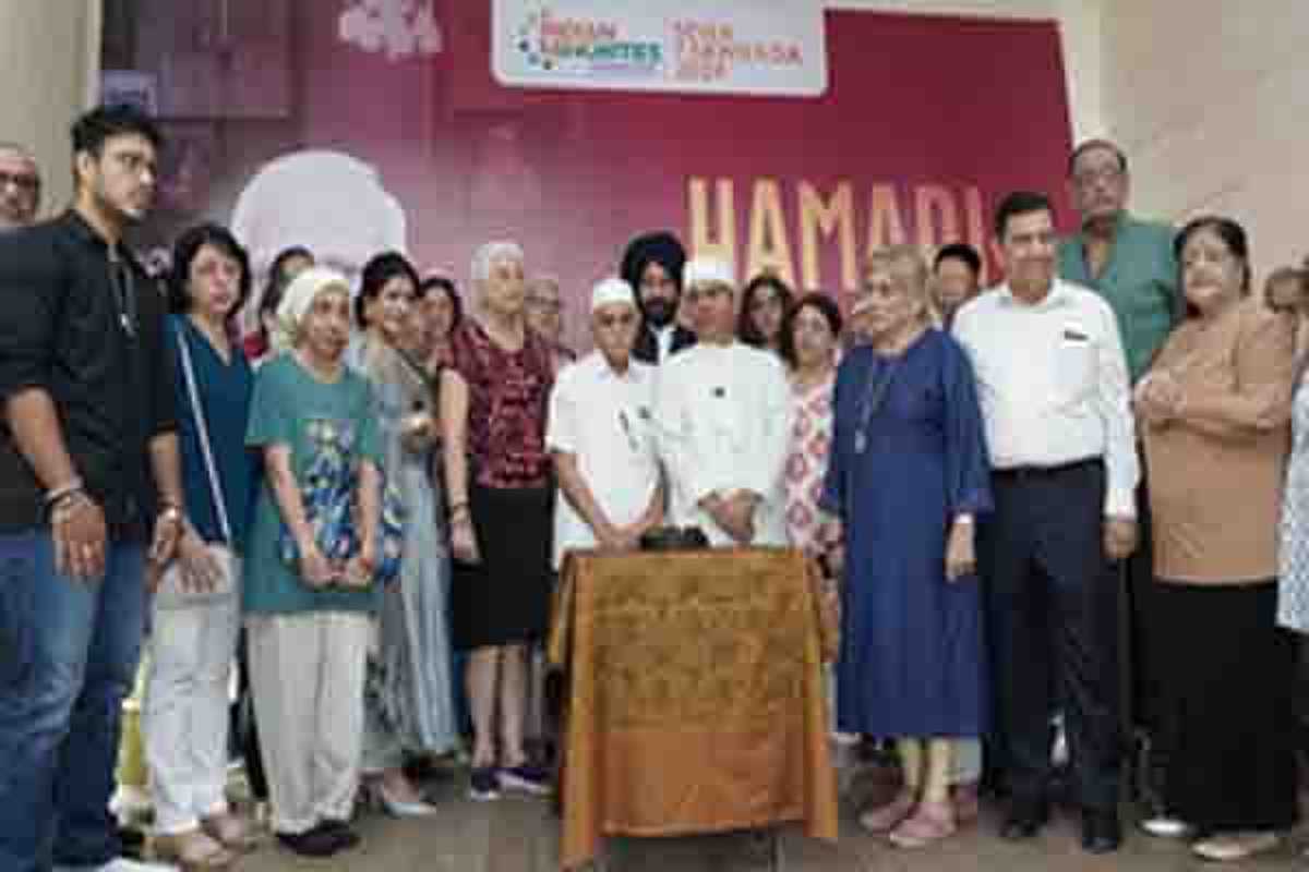 मुंबई में सेवा पखवाड़े का आयोजन, पारसी समुदाय ने लगाया एक पौधा मां के नाम