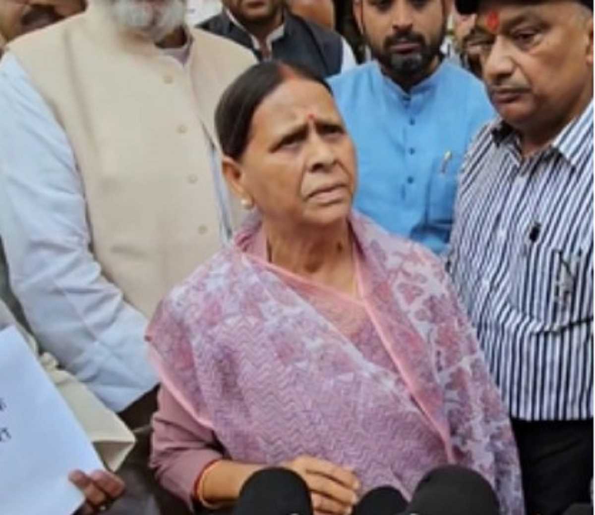 बिहार विधान परिषद में कानून व्यवस्था को लेकर हंगामा, राबड़ी देवी ने कहा- विपक्ष को बोलने नहीं दिया जा रहा बिहार विधान परिषद में कानून व्यवस्था को लेकर हंगामा, राबड़ी देवी ने कहा- विपक्ष को बोलने नहीं दिया जा रहा