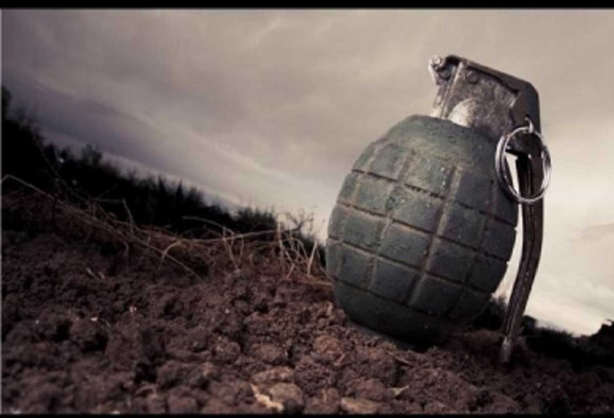 जम्मू-कश्मीर के जम्मू जिले में पुलिस चौकी के बाहर ग्रेनेड हमला