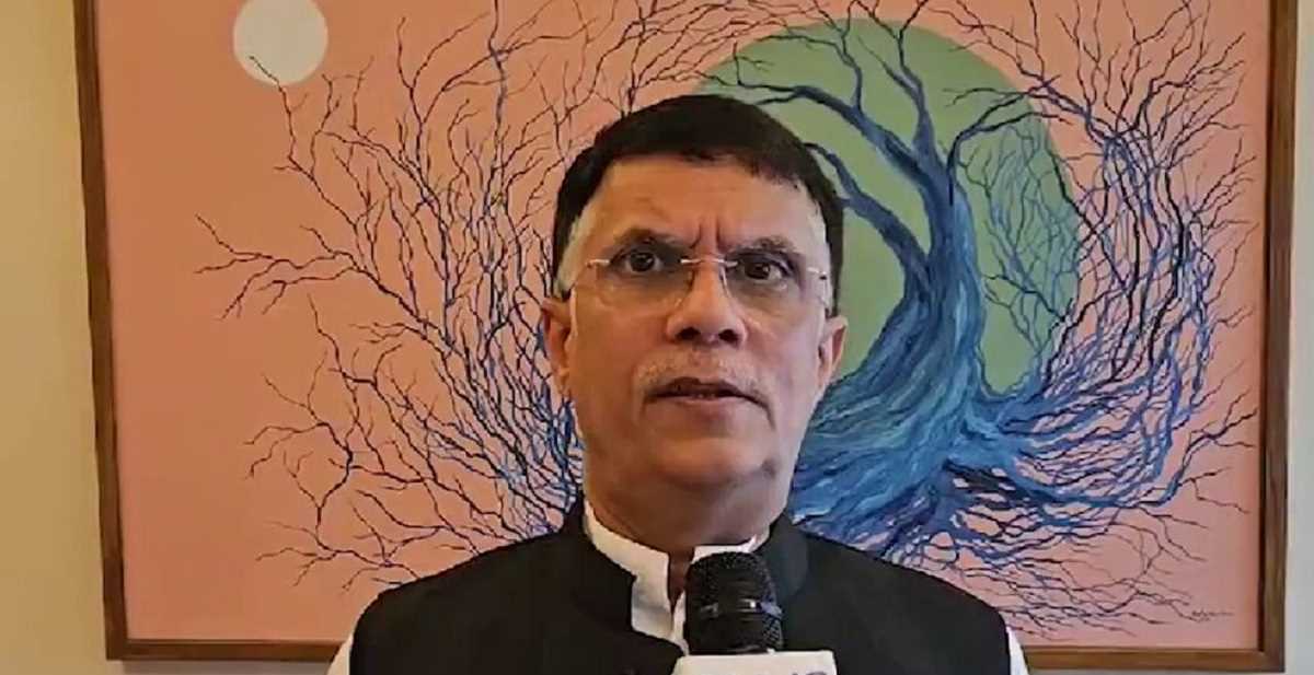 एलजी बनाम सीएम ऑफिस की लड़ाई में पिस रही दिल्ली की जनता : पवन खेड़ा