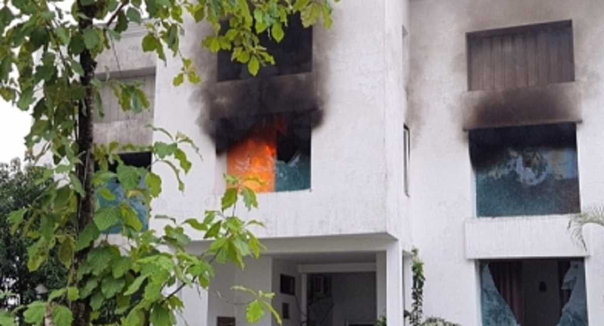 देहरादून अंकिता हत्याकांड : मुख्य आरोपी पुलकित की फैक्ट्री में लगाई गई आग, विपक्ष ने फूंका सरकार का पुतला