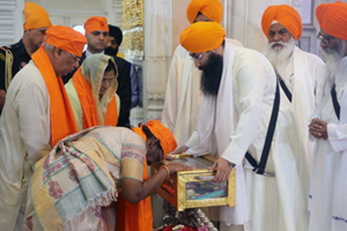 राष्ट्रपति प्रोटोकॉल तोड़कर पटना की सड़कों पर पैदल चली, लोगों का पूछा हालचाल राष्ट्रपति प्रोटोकॉल तोड़कर पटना की सड़कों पर पैदल चली, लोगों का पूछा हालचाल