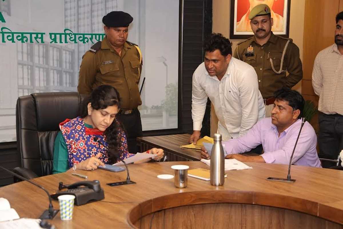 जन सुनवाई में ग्रेनो प्राधिकरण की सीईओ ने निपटाईं शिकायतें