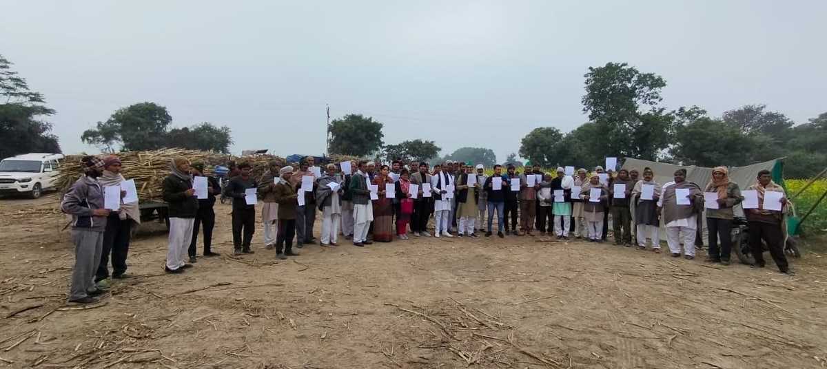 गन्ने का लाभकारी समर्थन मूल्य की मांग को लेकर रालोद कार्यकर्ताओं ने किया प्रदर्शन